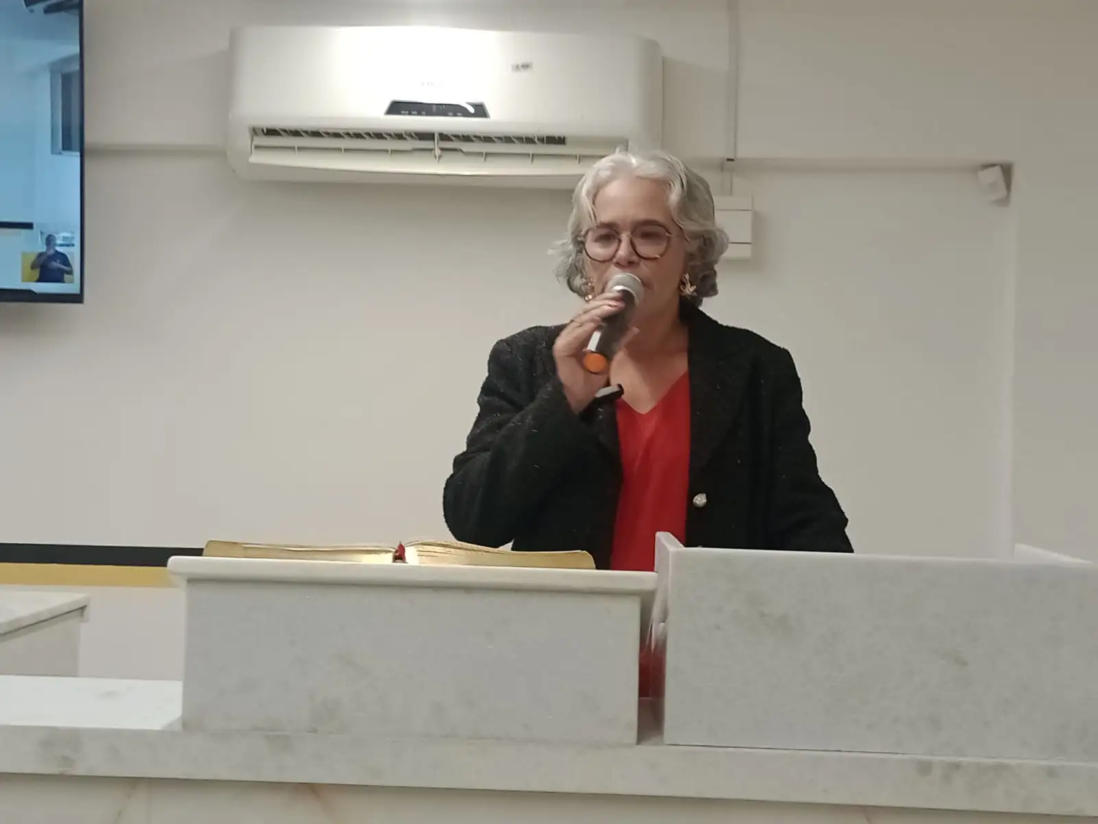 Vereadora Odeane Sá denuncia condições precárias em escola, cobra asfaltamento e critica perseguição política